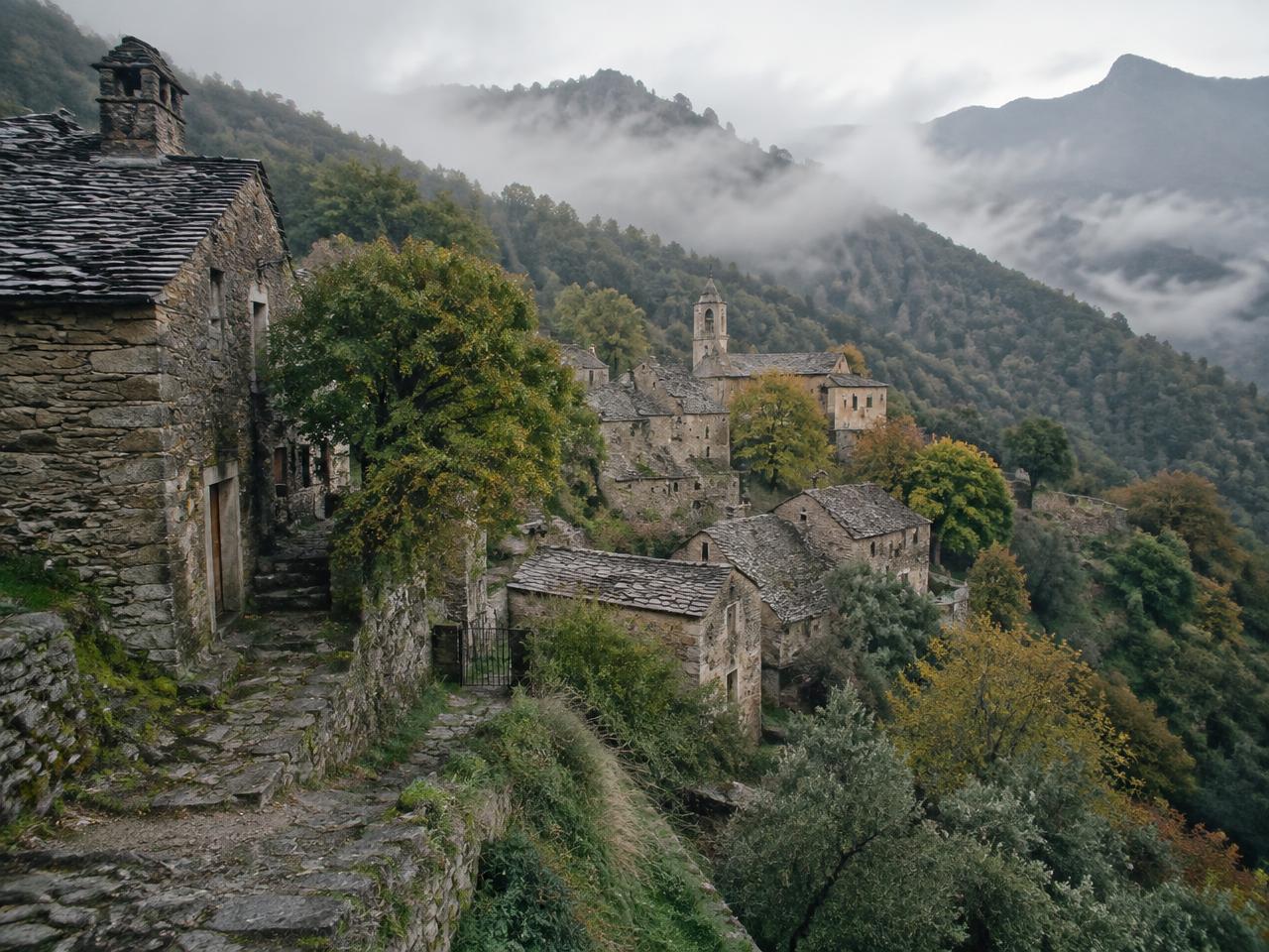 Village corse de pierre et de lauzes dans la brume