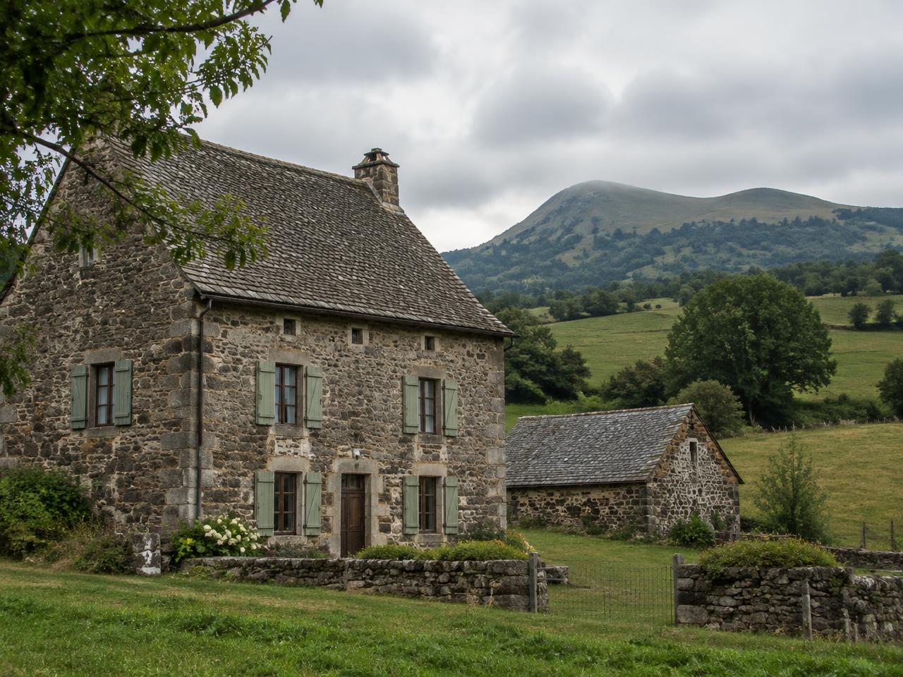 Ferme auvergnate en pierre avec toit de lauzes